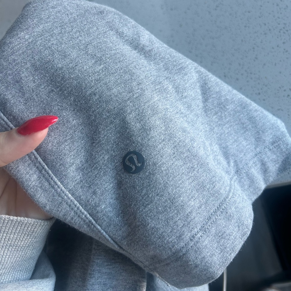Size Large Lululemon Drawstring Shorts - Picture 2 of 2